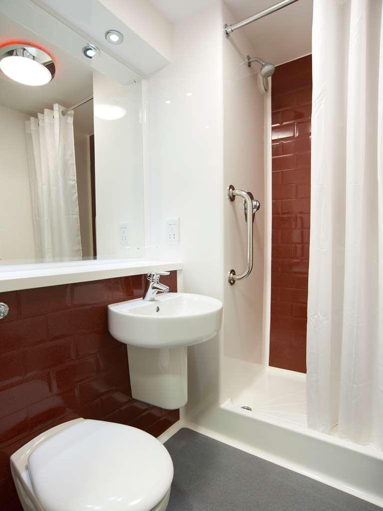 Travelodge Kingston Upon Thames Central Лондон Стая снимка