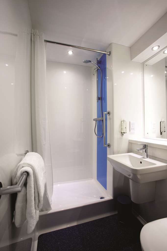 Travelodge Kingston Upon Thames Central Лондон Стая снимка