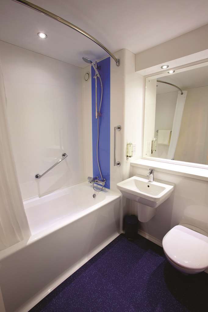 Travelodge Kingston Upon Thames Central Лондон Стая снимка